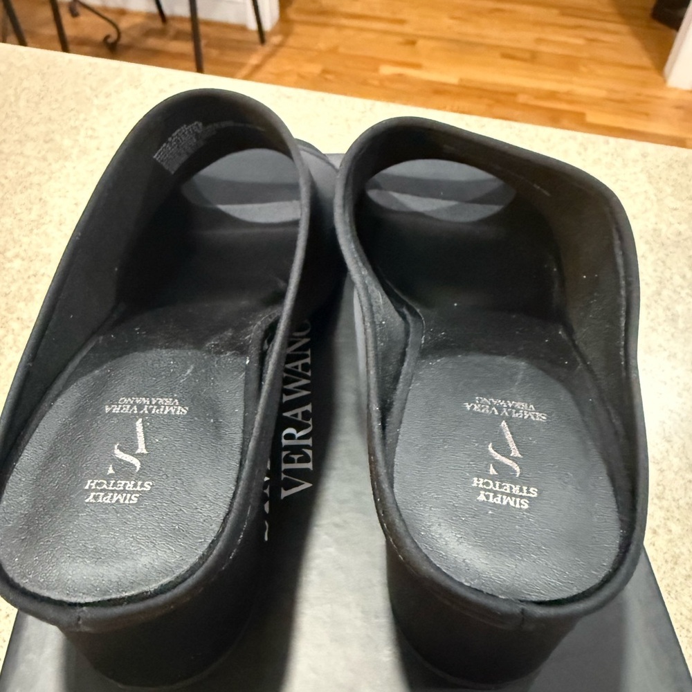 Vera Wang Black Peep-Toe Heeled Shoes - Picture 4 of 7
